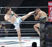 　クレベル・コイケ（右）にキックを見舞う朝倉未来