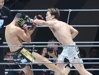 　クレベル・コイケ（左）にパンチを見舞う朝倉未来