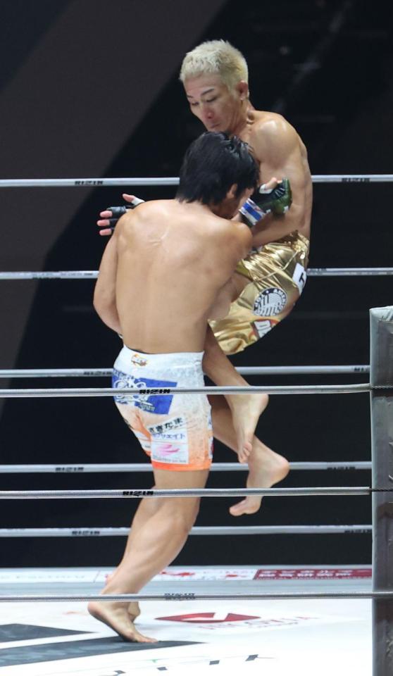 　ヒロヤ（左）にキックを決める元谷友貴