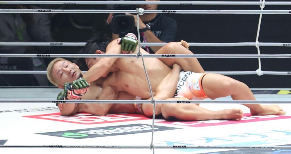 　ヒロヤ（右）を攻める元谷友貴