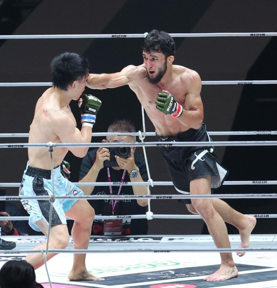 　アリベク・ガジャマトフ（右）からパンチをもらう征矢貴