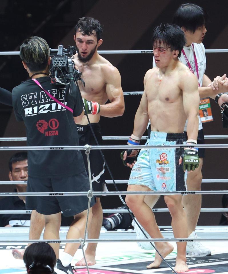 　アリベク・ガジャマトフ（中）にＫＯ負けを喫した征矢貴