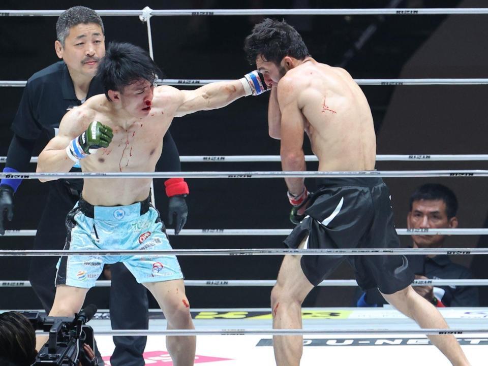 　アリベク・ガジャマトフ（右）にパンチを見舞う征矢貴