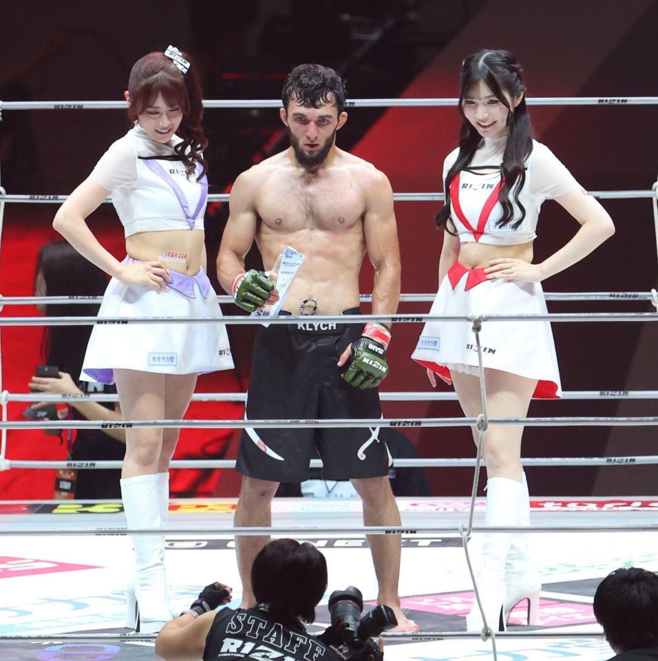 　試合に勝利したアリベク・ガジャマトフ