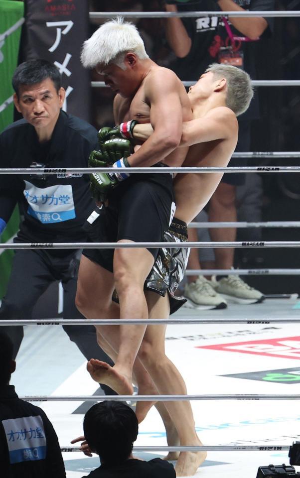 　赤田功輝（左）を投げる秋元強真