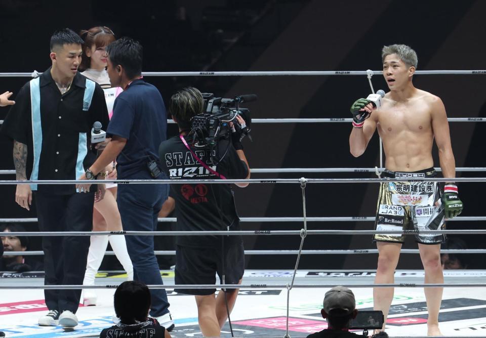 　萩原京平（左）とやり合う秋元強真