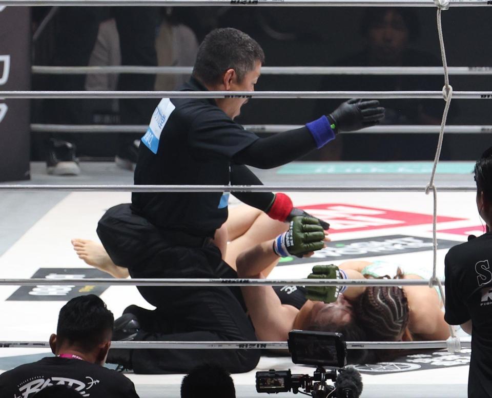 　シン・ユジン（下）を破った伊澤星花＝