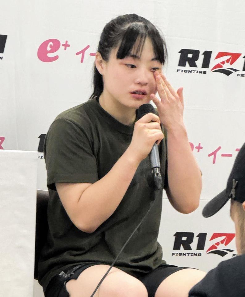 　試合後のインタビュー中に涙で言葉を詰まらせるシン・ユジン