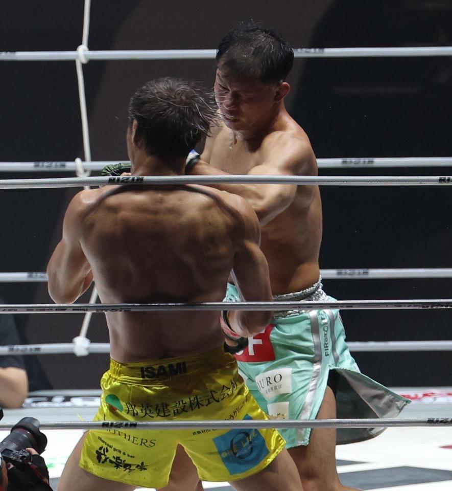 　金原正徳（左）にパンチを見舞うＹＡ－ＭＡＮ