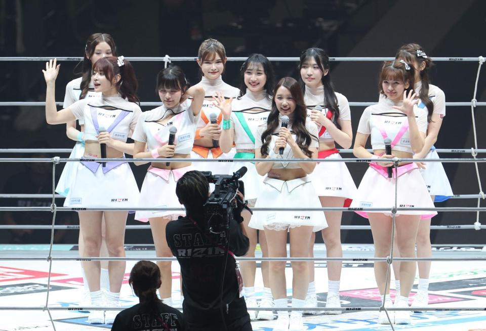 　リング上で笑みを浮かべるＲＩＺＩＮガール