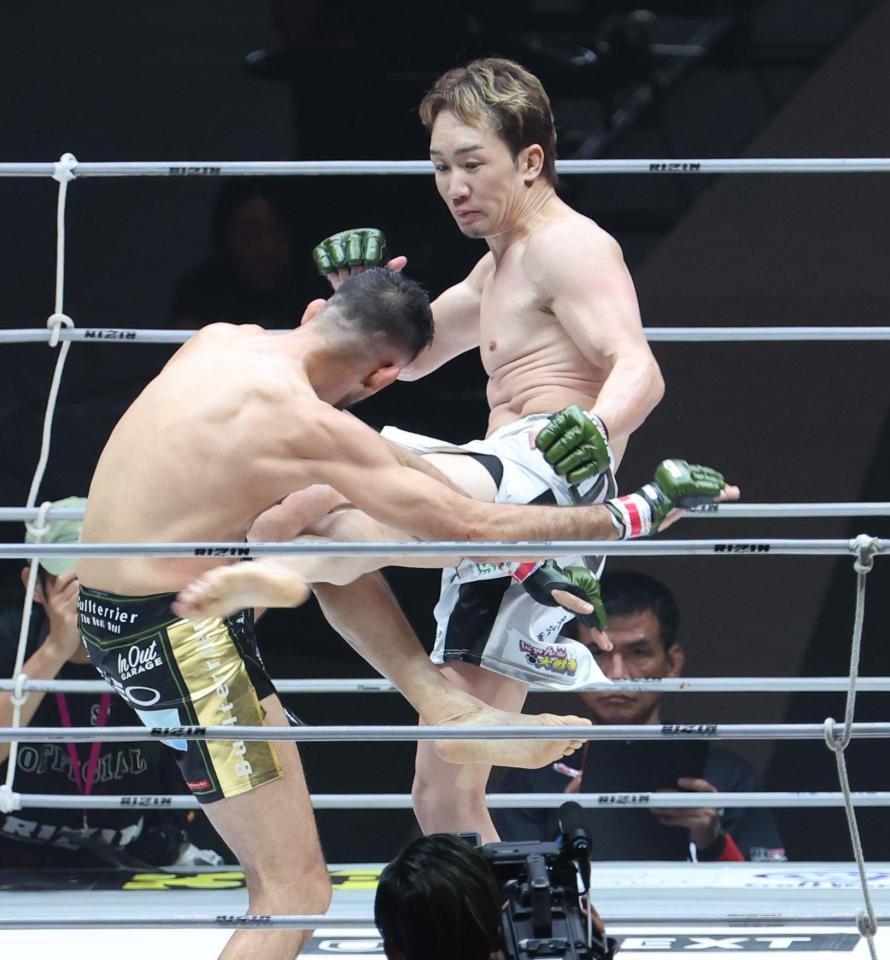 　クレベル・コイケ（左）にキックを決める朝倉未来