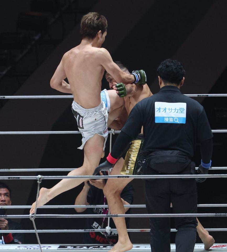 　クレベル・コイケ（右）を攻める朝倉未来