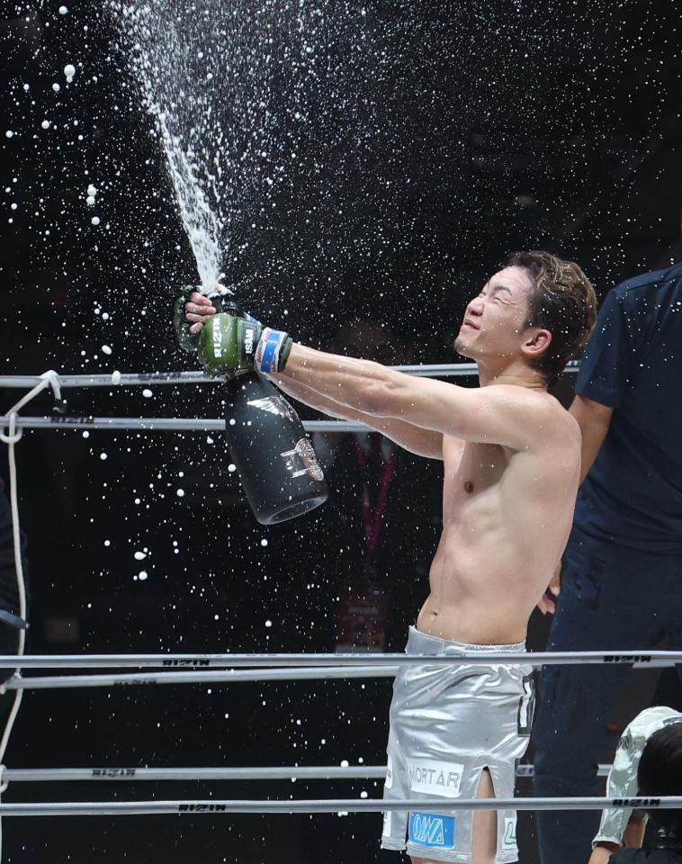 　シャンパンファイトをする朝倉未来