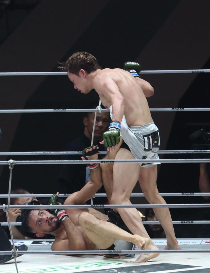 　クレベル・コイケ（下）を攻める朝倉未来