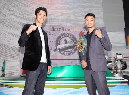 　ボートの前でファイティングポーズをとる中谷潤人（右）と村田諒太氏（撮影・棚橋慶太）