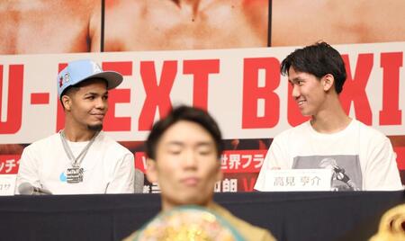 　壇上でエリック・ロサ（左）と会話する高見亨介（撮影・石井剣太郎）