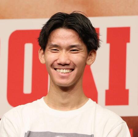 　会見に臨む高見亨介（撮影・石井剣太郎）