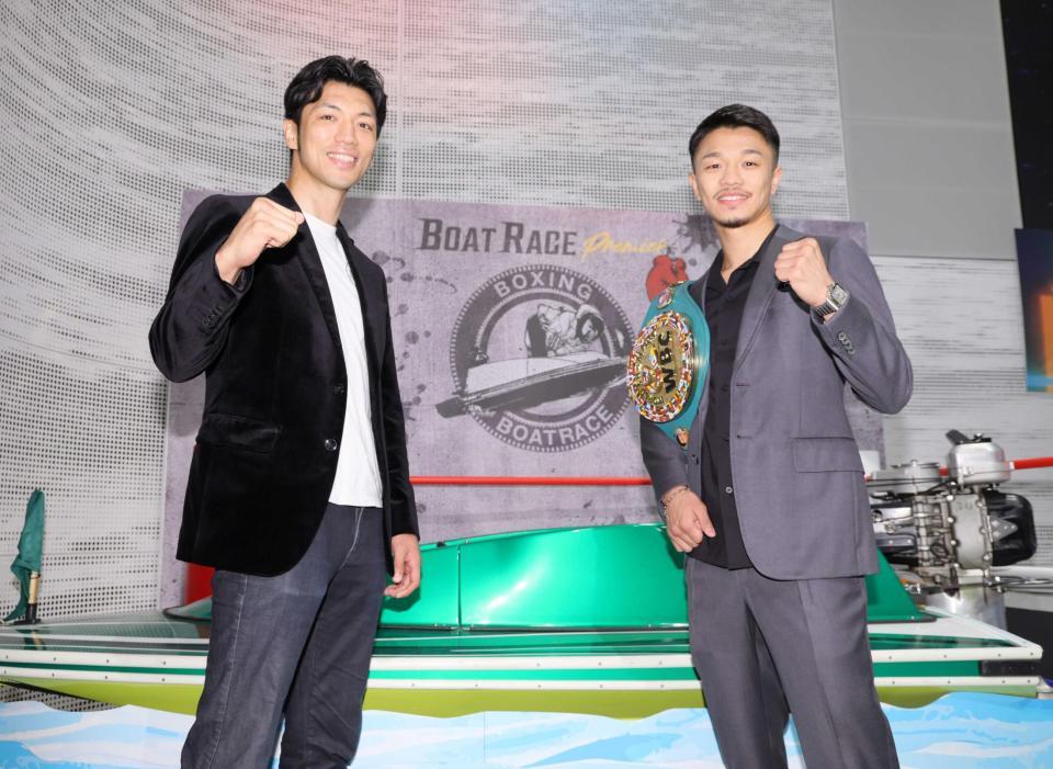 　ボートの前でファイティングポーズをとる中谷潤人（右）と村田諒太氏（撮影・棚橋慶太）