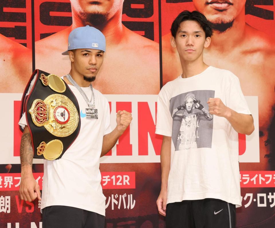 　ポーズを決めるエリック・ロサ（左）と高見亨介（撮影・石井剣太郎）