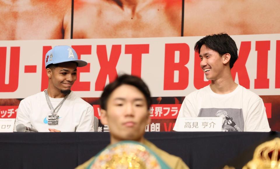 　壇上でエリック・ロサ（左）と会話する高見亨介（撮影・石井剣太郎）