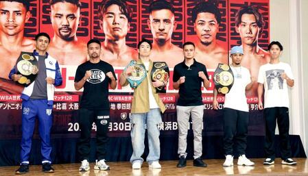 　ポーズを決める（左から）アントニオ・バルガス、比嘉大吾、寺地拳四朗、リカルド・サンドバル、エリック・ロサ、高見亨介（撮影・石井剣太郎）