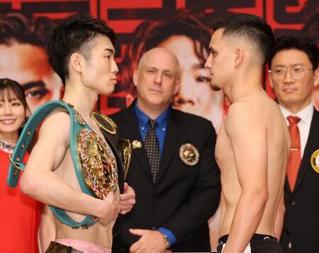 　前日計量に臨んだ寺地拳四朗（左）とリカルド・サンドバル（撮影・石井剣太郎）