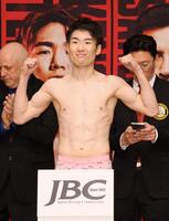 　前日計量に臨む寺地拳四朗（撮影・石井剣太郎）