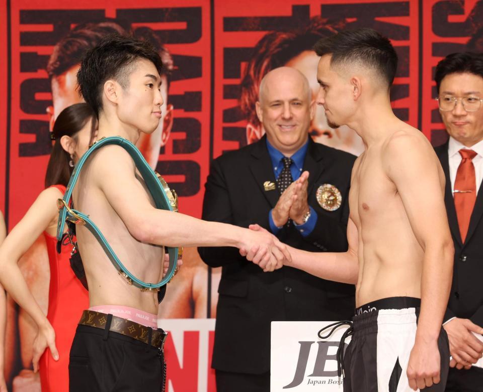 　前日計量を終え、握手を交わす寺地拳四朗（左）とリカルド・サンドバル（撮影・石井剣太郎）