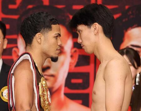 　フェイスオフするエリック・ロサ（左）と高見亨介