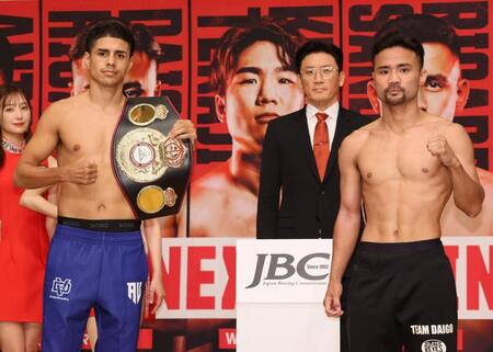 　前日計量を終えたアントニオ・バルガス（左）と比嘉大吾（撮影・石井剣太郎）