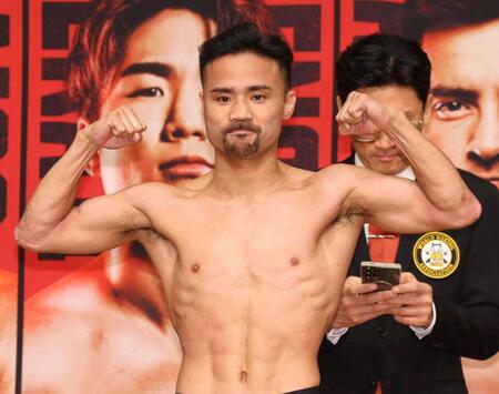 　前日計量に臨む比嘉大吾