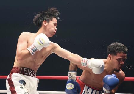 　４回、エリック・ロサを攻める高見亨介（撮影・石井剣太郎）