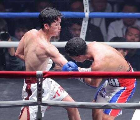 　１０回、エリック・ロサ（右）にボディーを打ち込む高見亨介（撮影・吉澤敬太）