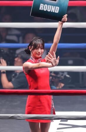 　手を振るラウンドガール（撮影・吉澤敬太）