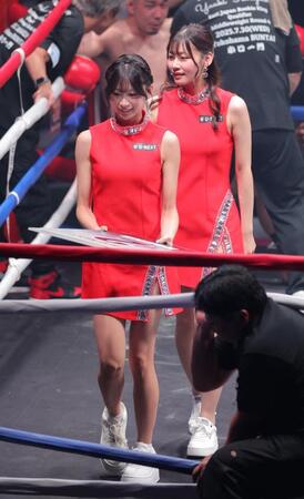 　リングを彩るラウンドガール（撮影・吉澤敬太）
