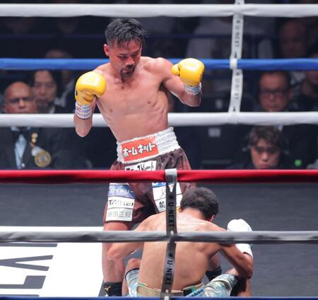 　４回、アントニオ・バルガス（手前）から左フックでダウンを奪う比嘉大吾（撮影・吉澤敬太）