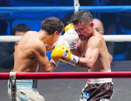 　６回、アントニオ・バルガス（左）のパンチを浴びる比嘉大吾