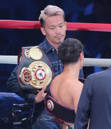 　比嘉大吾との試合に引き分け防衛したアントニオ・バルガス（手前）に向かってベルト統一を訴える堤聖也（撮影・吉澤敬太）
