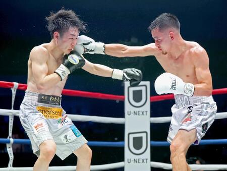 　９回、リカルド・サンドバル（右）に攻められる寺地拳四朗