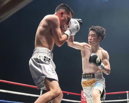 　３回、リカルド・サンドバルを攻める寺地拳四朗（撮影・石井剣太郎）