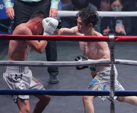 　６回、リカルド・サンドバル（左）を攻める寺地拳四朗（撮影・吉澤敬太）