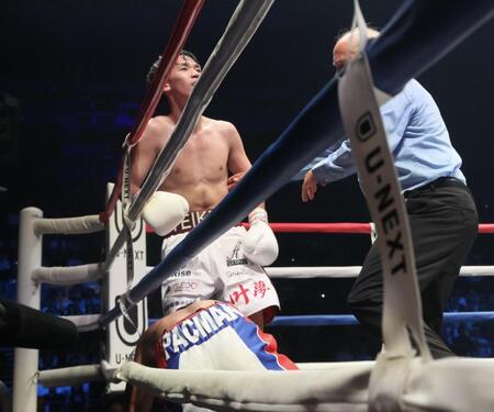 　エリック・ロサ（手前）を下した高見亨介（撮影・石井剣太郎）