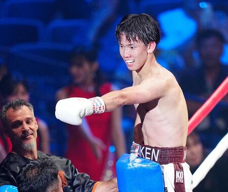 　エリック・ロサに勝利し、ポーズを決める新王者の高見亨介