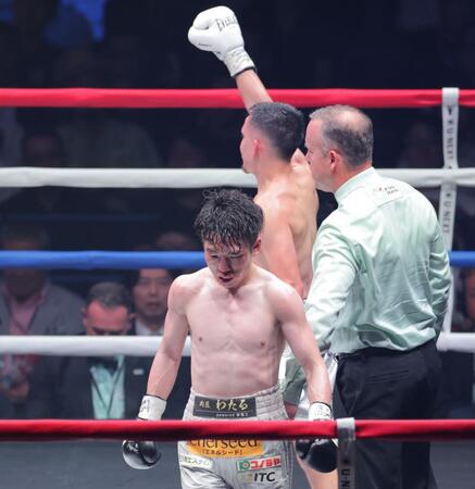 　１２回を戦い終え、うつむく寺地拳四朗（手前）と拳を掲げるリカルド・サンドバル（撮影・吉澤敬太）