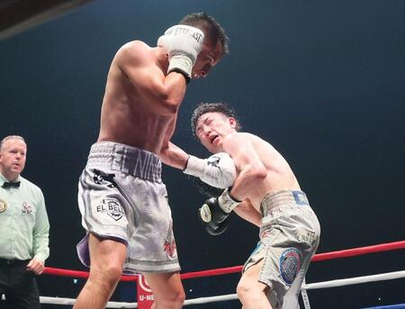 　１２回、リカルド・サンドバル（手前）に攻められる寺地拳四朗（撮影・石井剣太郎）