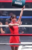 　手を振るラウンドガール（撮影・吉澤敬太）