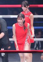 　笑みを浮かべるラウンドガール（撮影・吉澤敬太）