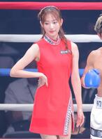 　ポーズをとるラウンドガール（撮影・吉澤敬太）