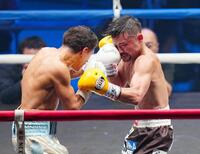 　６回、アントニオ・バルガス（左）のパンチを浴びる比嘉大吾