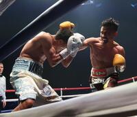 　３回、アントニオ・バルガスを攻める比嘉大吾（撮影・石井剣太郎）